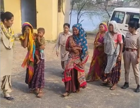 झालावाड़: कपड़े चुराते पकड़ी गईं चार महिलाएं, दुकानदार से की थी छीनाझपटी