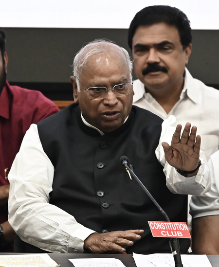 मणिपुर में फिर हिंसा: खड़गे ने भाजपा सरकार पर साधा निशाना, पूछा - इस विफलता की जिम्मेदारी कौन लेगा?