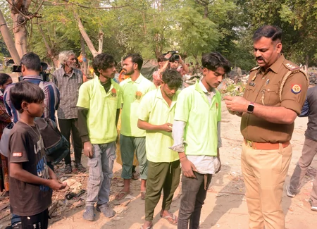 जम्मू-कश्मीर से 150 बांग्लादेशी प्रवासियों को वापस भेजने की तैयारी, वायुसेना के विमान से पश्चिम बंगाल लाया गया