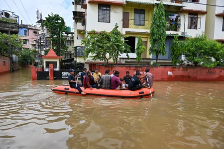 असम में बाढ़ का संकट: 10.6 लाख से ज़्यादा लोग प्रभावित, 47 की मौत, बचाव कार्य जारी