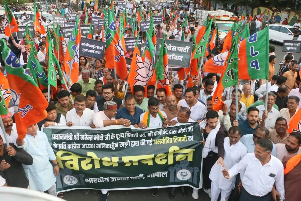 पीएम मोदी के पिता पर खड़गे की टिप्पणी: भोपाल में भाजपा का कांग्रेस दफ्तर पर विरोध प्रदर्शन