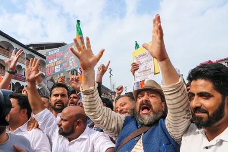 एक जोड़ी पतलून वाले बयान पर घिरे NC प्रवक्ता तनवीर सादिक, भाजपा और पीडीपी ने की माफी की मांग