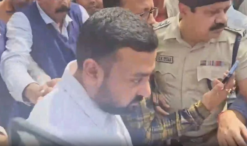 करोड़ों के भूमि घोटाले का आरोप: अभिषेक बनर्जी के विदेश जाते ही सुप्रीम कोर्ट की राहत हटी, PA सुमित रॉय गिरफ्तार