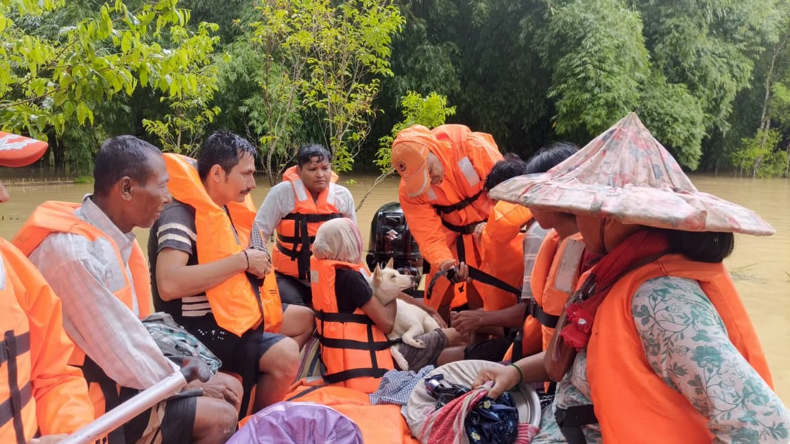 असम में बाढ़ का कहर जारी, NDRF ने 4000 से ज़्यादा लोगों को सुरक्षित स्थानों पर पहुँचाया