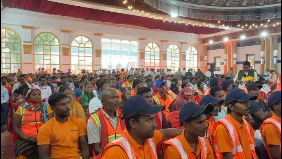 वाराणसी: मानदेय बढ़ने से स्वच्छता मित्रों के चेहरे खिले, बोले- 'अब गुजारा अच्छे से होगा'