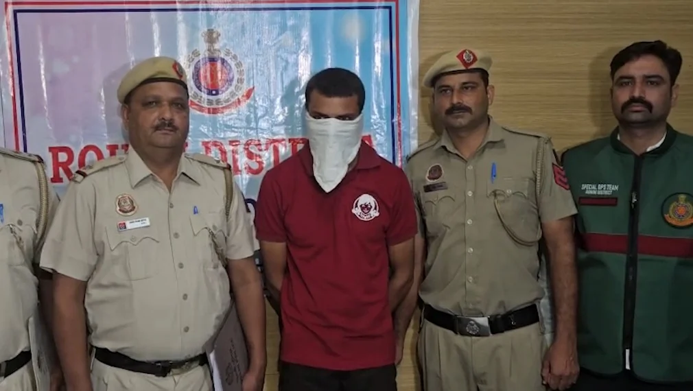 पत्नी का हत्यारा 3 महीने से था फरार, स्वतंत्रता दिवस की चेकिंग में हथियार समेत पकड़ा गया