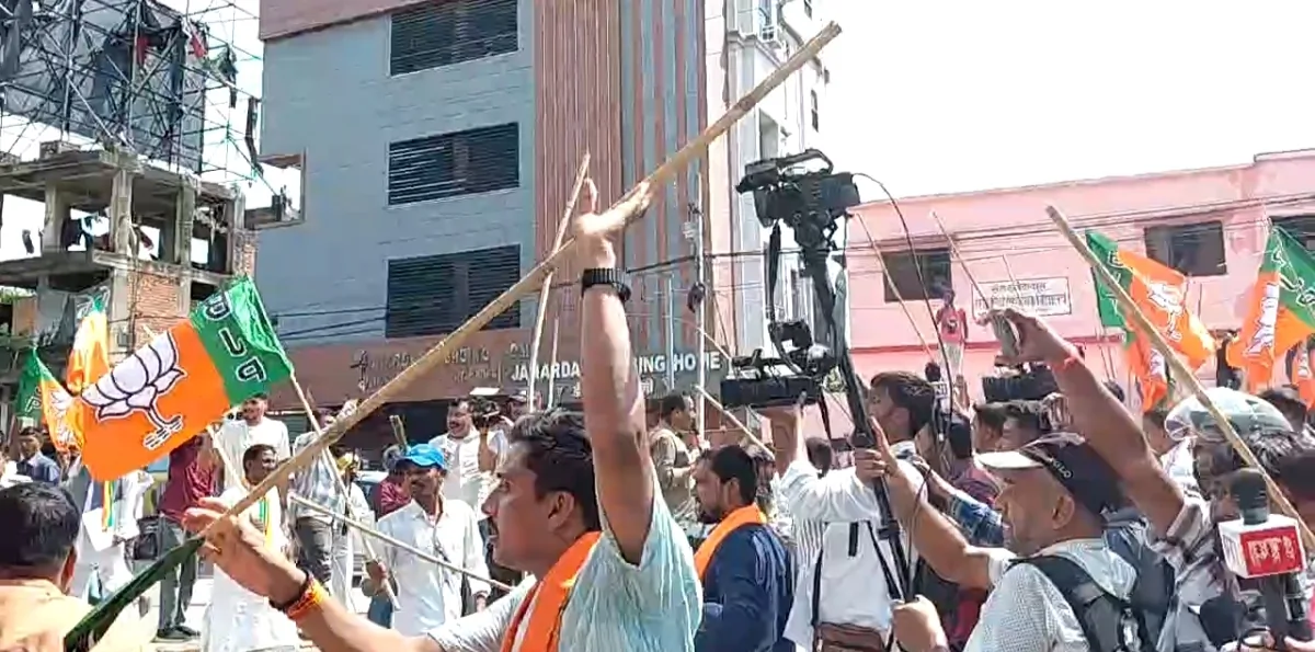 पटना: सदाकत आश्रम के बाहर भाजपा और कांग्रेस कार्यकर्ताओं में हिंसक टकराव, जमकर चले पत्थर और लाठियां