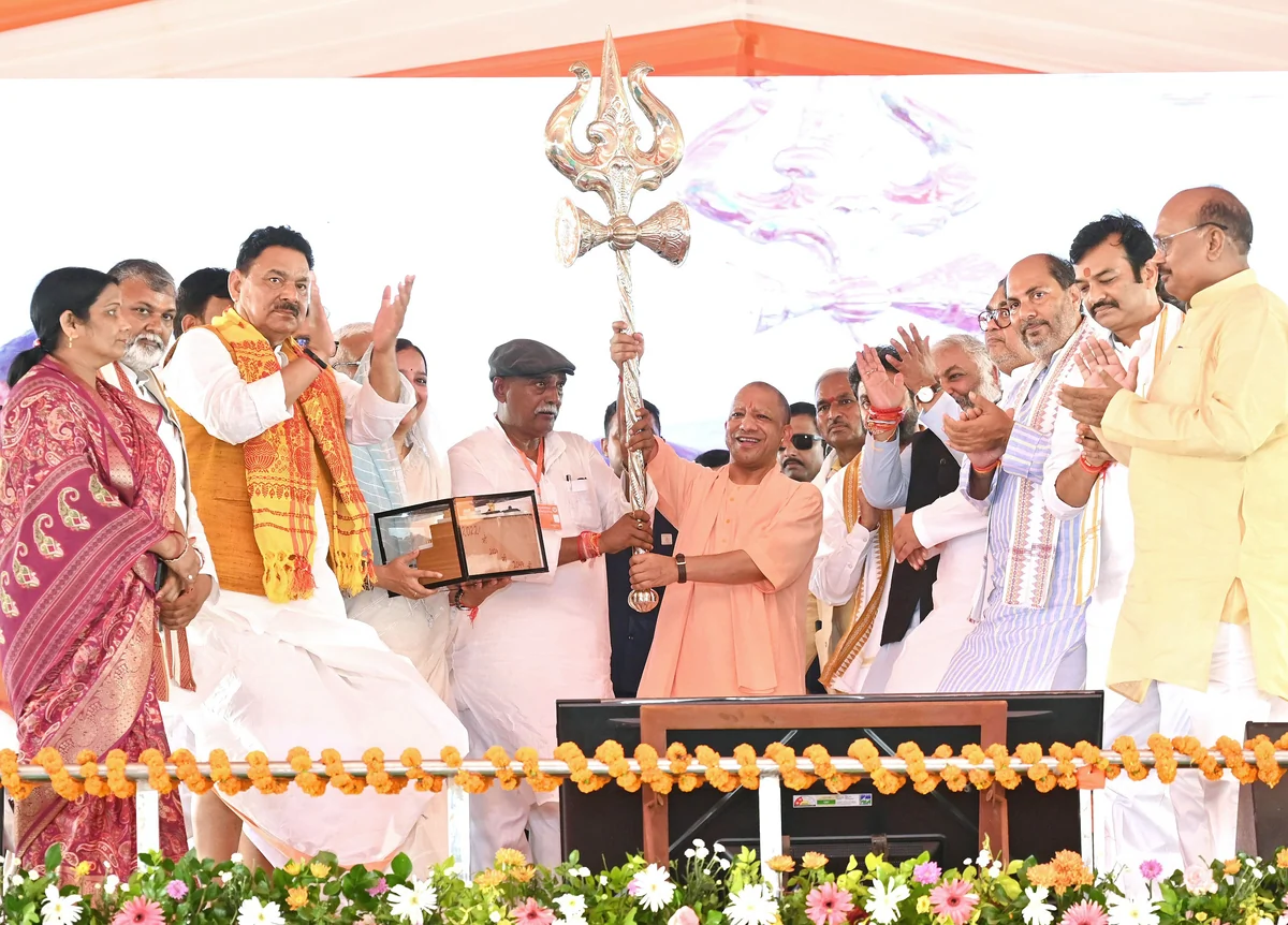 बलिया में बाढ़ पीड़ितों से मिले CM योगी, राहत सामग्री के साथ सपा सरकार पर साधा निशाना