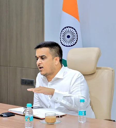 गुजरात पुलिस का 'ऑपरेशन मिलाप': 1,200 KM दूर कर्नाटक से नाबालिग को बचाया, पुजारी बन छिपा था आरोपी