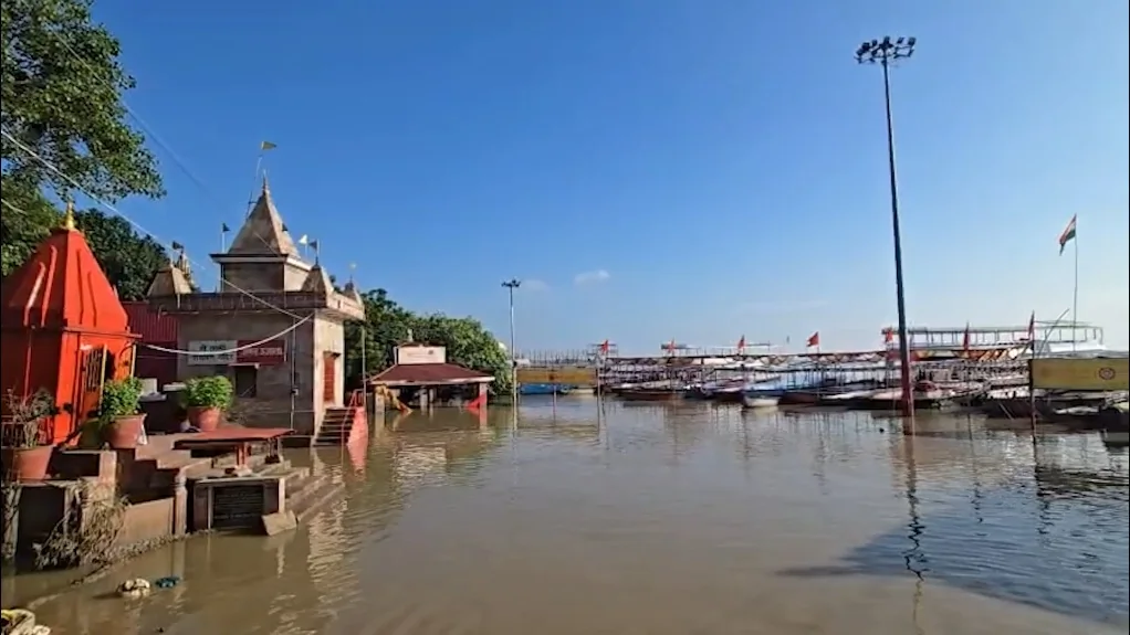 वाराणसी: गंगा का जलस्तर चेतावनी बिंदु से भी नीचे, घाटों पर सामान्य स्थिति की उम्मीद बढ़ी