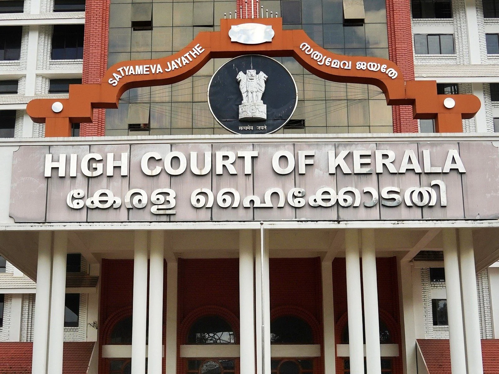 केरल विधानसभा हंगामा 2015: UDF के 4 पूर्व विधायकों को हाईकोर्ट से राहत, LDF नेताओं पर मुकदमा जारी