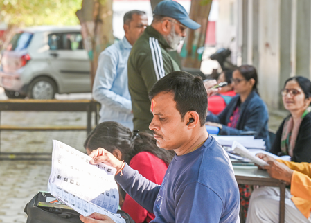 यूपी: वोटर लिस्ट से नाम काटने पर विवाद, चुनाव आयोग ने अखिलेश यादव के दावों को भ्रामक बताया