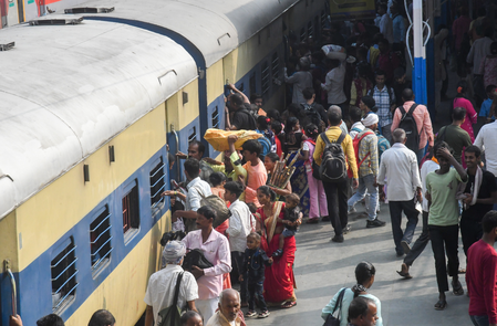 रेलवे टिकट काउंटर पर भी मिलेगी यात्रा बीमा की सुविधा, सिर्फ 45 पैसे में 10 लाख का कवर