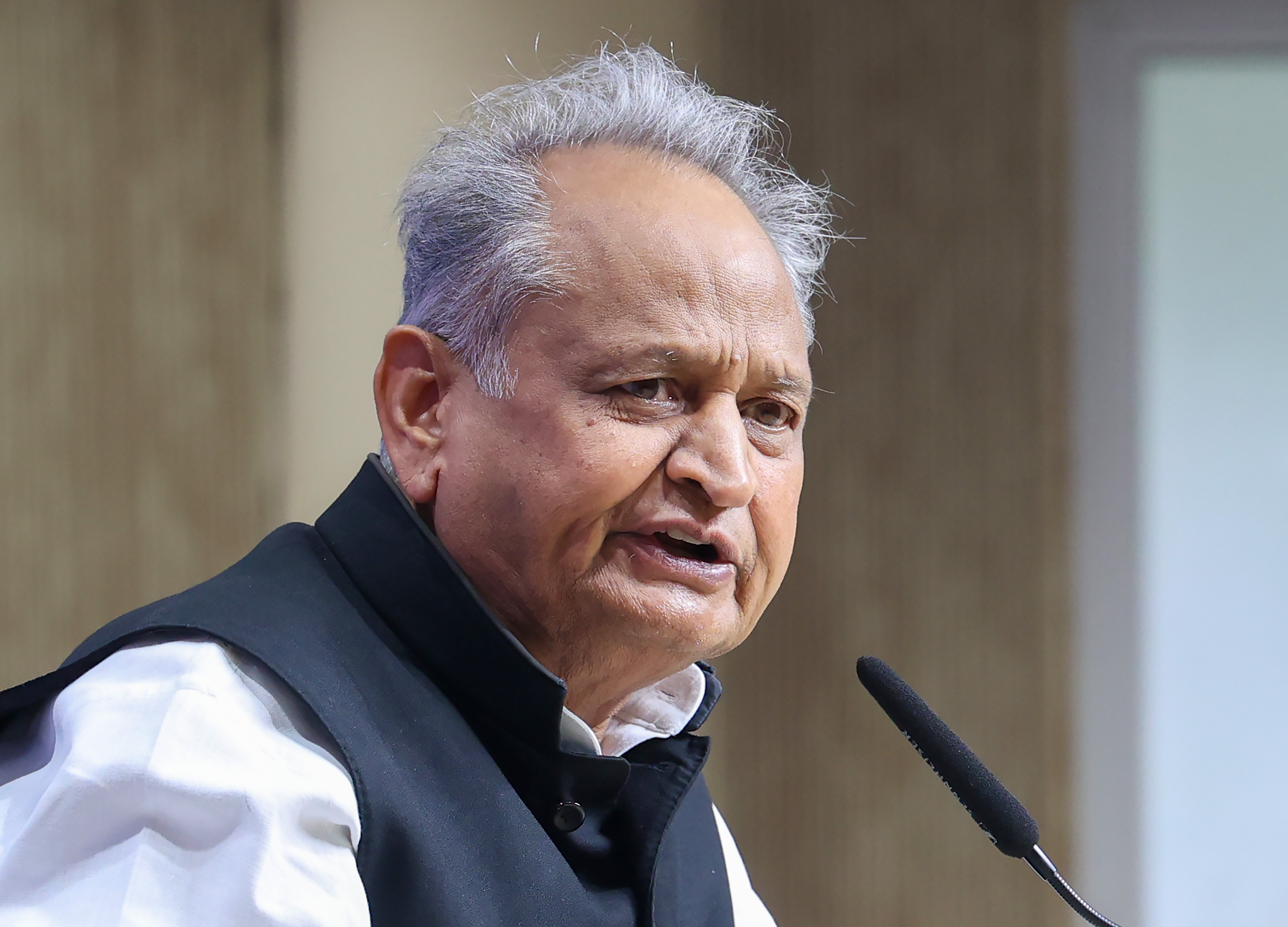 रेहान वाड्रा की प्रदर्शनी से 70 तस्वीरें हटाने पर विवाद, अशोक गहलोत ने इसे 'सेंसरशिप' बताया
