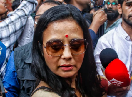 महुआ मोइत्रा की 'वोट चोर' टिप्पणी पर घमासान, पश्चिम बंगाल के मुख्य सचिव ने भेजा 10 करोड़ का कानूनी नोटिस