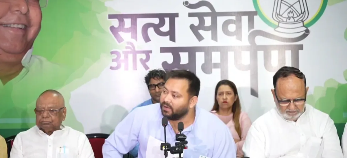 डेहरी ईओ हत्याकांड: तेजस्वी यादव ने उठाए जांच पर गंभीर सवाल, सरकार पर मुख्य आरोपियों को बचाने का आरोप