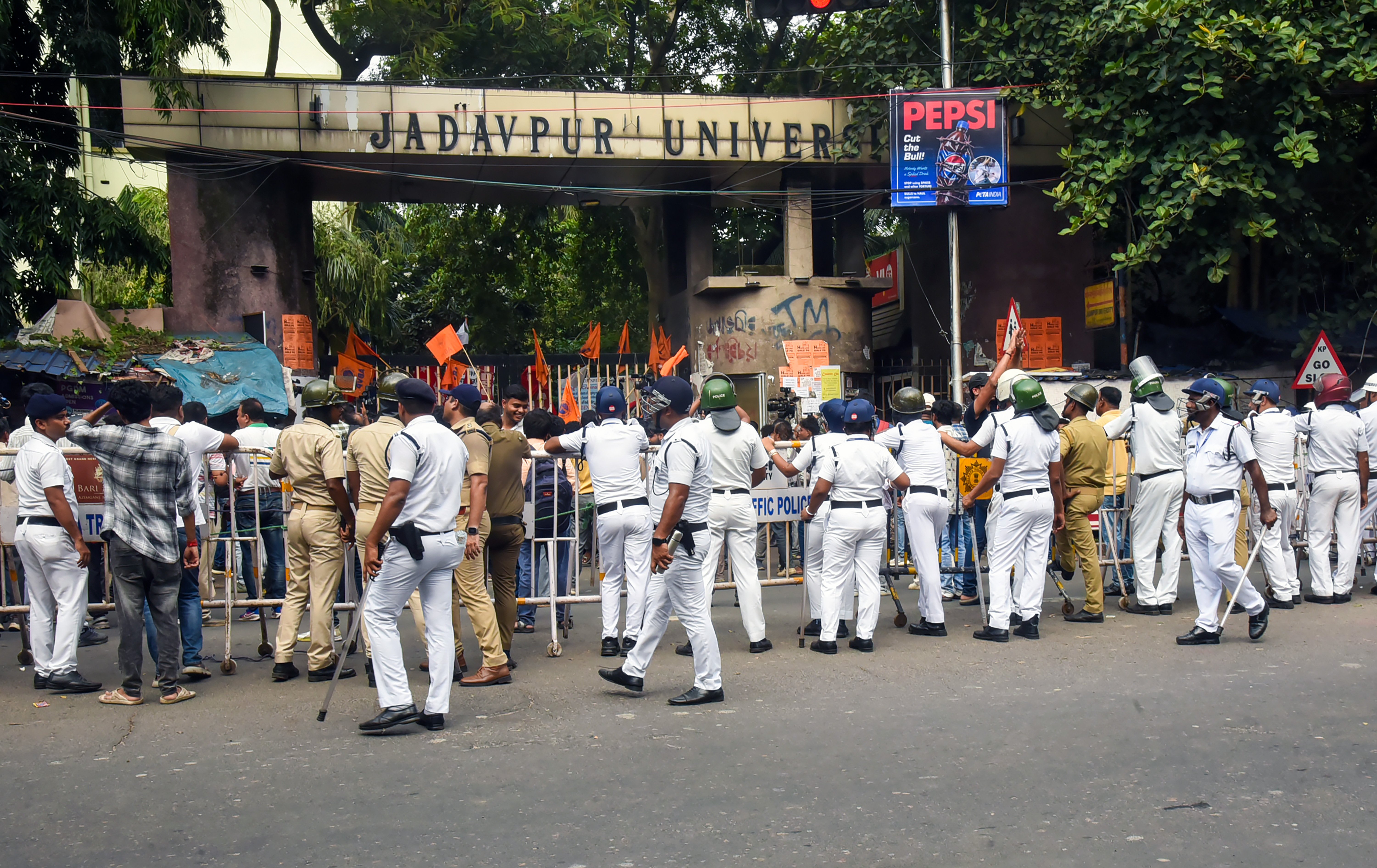 जादवपुर यूनिवर्सिटी: SFI-ABVP छात्रों के बीच फिर टकराव, विश्वविद्यालय का प्रतीक चिन्ह क्षतिग्रस्त