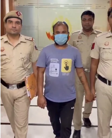 शेयर बाज़ार में मोटे मुनाफे का झांसा: व्हाट्सएप ग्रुप के ज़रिए 4.75 लाख ठगने वाला ओडिशा से गिरफ्तार