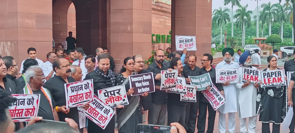 छात्रों के मुद्दे पर विपक्ष का संसद में प्रदर्शन, राहुल-प्रियंका ने काले कपड़ों में जताया विरोध