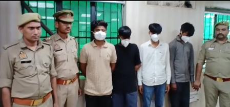 नोएडा: लिफ्ट के बहाने कार में बिठाकर लूट, मोबाइल से पैसे भी करते थे ट्रांसफर, चार आरोपी गिरफ्तार