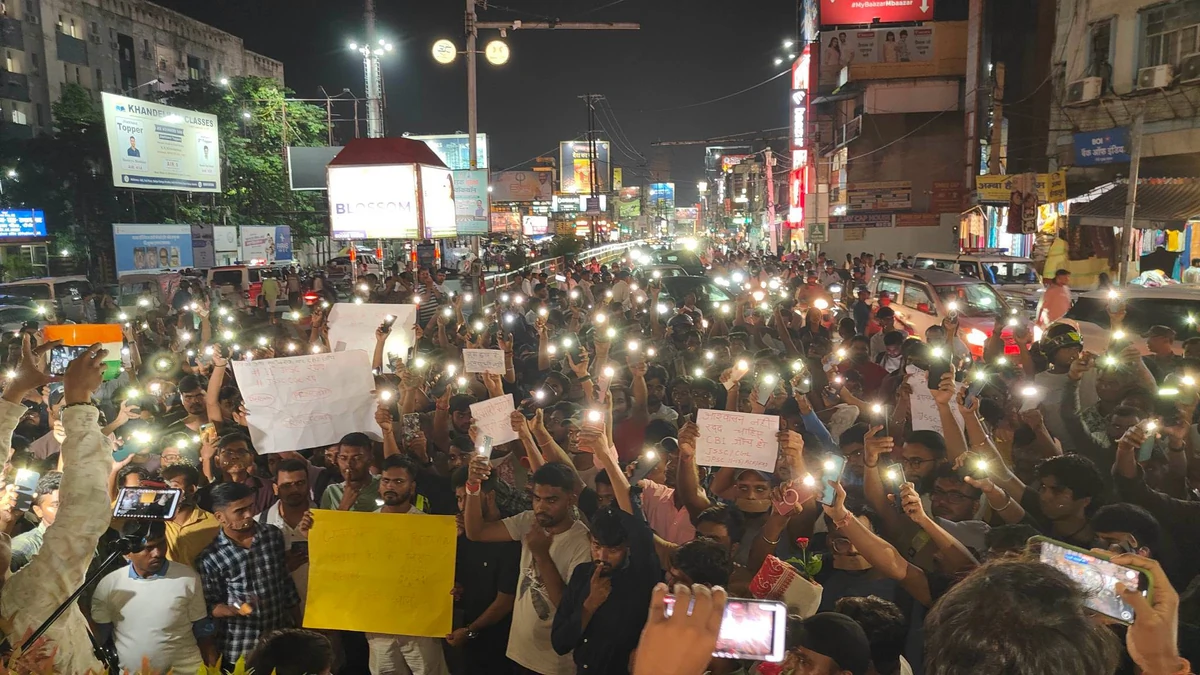 रांची: पुलिस लाठीचार्ज के बाद छात्रों का मौन जुलूस, शिबू सोरेन के कटआउट के साथ जताया विरोध