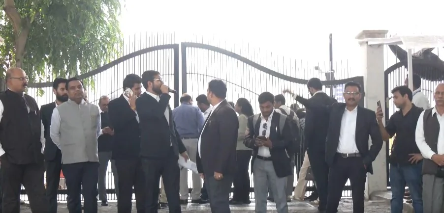 दिल्ली: ACP पर रिवॉल्वर दिखाने का आरोप, वकीलों ने दी पुलिस मुख्यालय घेरने की चेतावनी