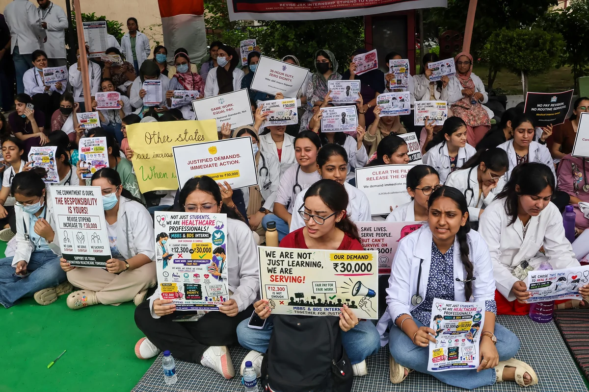 जम्मू-कश्मीर: स्टाइपेंड बढ़ाने की मांग को लेकर मेडिकल इंटर्न अनिश्चितकालीन हड़ताल पर