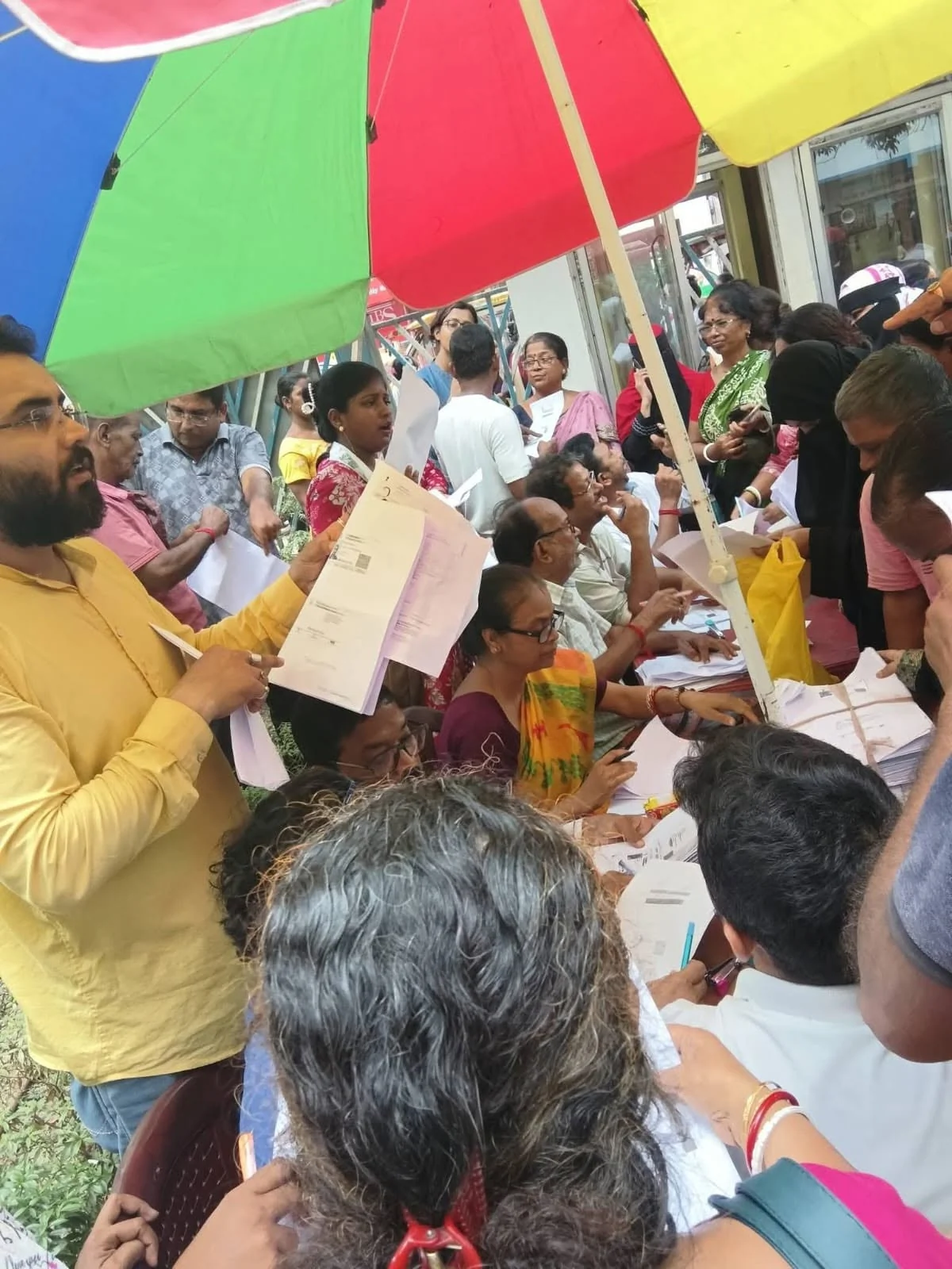 पश्चिम बंगाल: 'सेवा सेतु अभियान' के शिविरों में पहले दिन उमड़ी भीड़, 10 लाख से ज़्यादा लोगों ने कराया रजिस्ट्रेशन