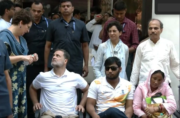 पैलेट गन से घायल छात्र: राहुल गांधी 5 घंटे थाने में डटे, FIR दर्ज करने की मांग पर अड़े