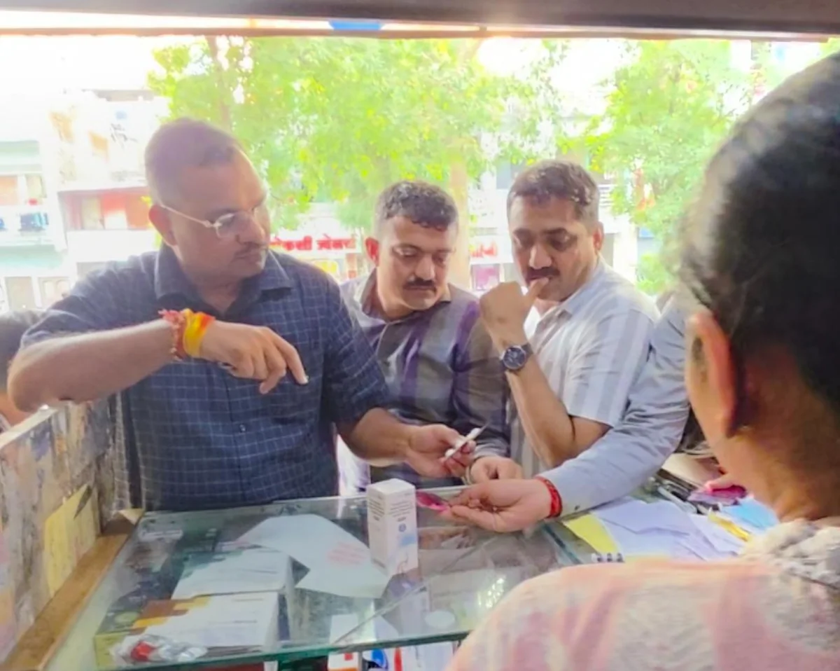 सूरत: बिना पर्ची के नशीली दवाएं बेचने का आरोप, दो मेडिकल स्टोर पर छापे, ₹2.75 लाख की टैबलेट जब्त