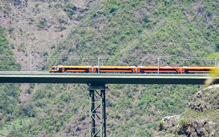 जम्मू-कश्मीर: चिनाब ब्रिज पर वंदे भारत ने छुई 100 kmph की रफ्तार, कटरा-बनिहाल सफ़र होगा तेज़