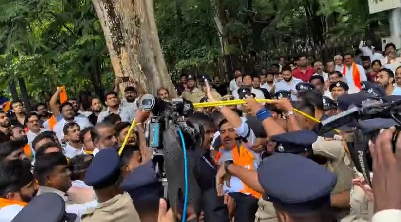कर्नाटक: आदिवासी कल्याण घोटाले पर हंगामा, मंत्री नागेंद्र के इस्तीफे की मांग को लेकर भाजपा का विधान सौधा पर प्रदर्शन