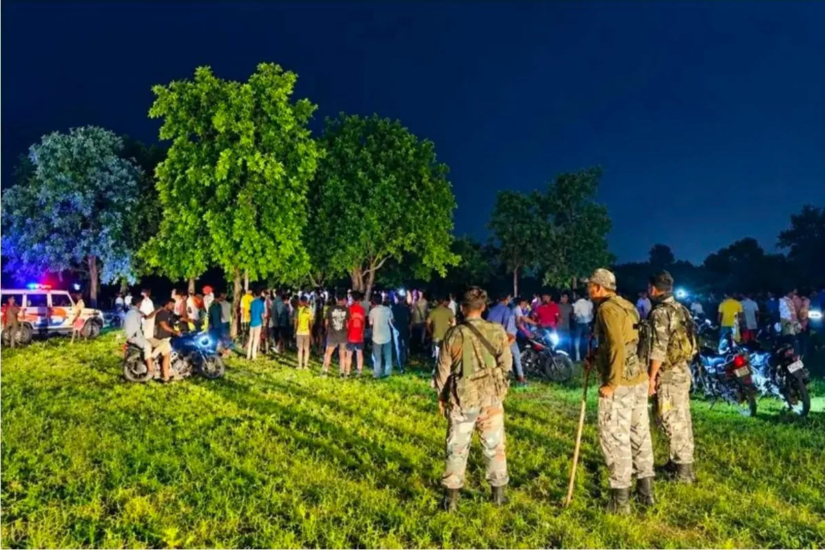 झारखंड: बंधक छुड़ाने गई पुलिस टीम पर गांव में हमला, थाना प्रभारियों समेत 3 घायल, हवाई फायरिंग करनी पड़ी