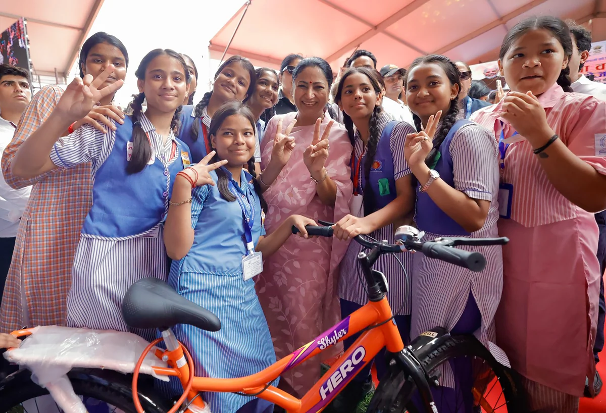 दिल्ली में 'विद्या वाहिनी' योजना का आगाज़, 9वीं की 1.40 लाख छात्राओं को चरणबद्ध तरीके से मिलेंगी साइकिलें