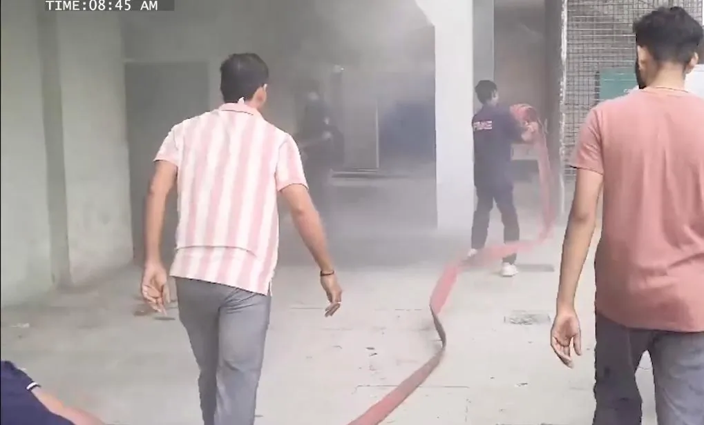 गांधीनगर: सचिवालय के बेसमेंट में आग, फिजिकल फाइलें जलीं पर 'ई-सरकार' सिस्टम ने बचा लिया सरकारी रिकॉर्ड