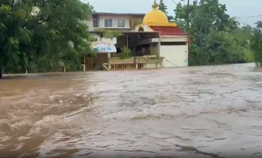 गुजरात में मानसून का कहर: भारी बारिश से नवसारी और वलसाड में बाढ़ जैसे हालात, नदियाँ खतरे के निशान से ऊपर