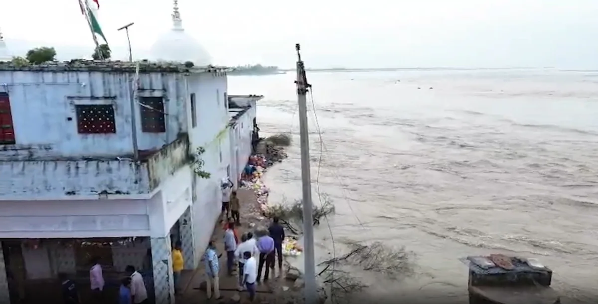 बाराबंकी: सरयू के रौद्र रूप से सदियों पुरानी धरोहरें ख़तरे में, 150 साल पुरानी मस्जिद नदी में समाई