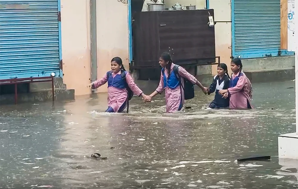दिल्ली-NCR में मानसून की भारी बारिश: गुरुग्राम में वर्क फ्रॉम होम की सलाह, दिल्ली में 15 उड़ानें डायवर्ट