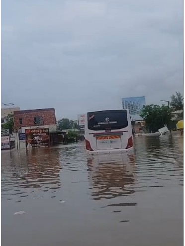 महाराष्ट्र में मानसून का क़हर: पुणे में बस डूबी, कई ज़िलों में बाढ़ और भूस्खलन से जनजीवन अस्त-व्यस्त