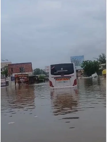 महाराष्ट्र में मानसून का क़हर: पुणे में बस डूबी, कई ज़िलों में बाढ़ और भूस्खलन से जनजीवन अस्त-व्यस्त