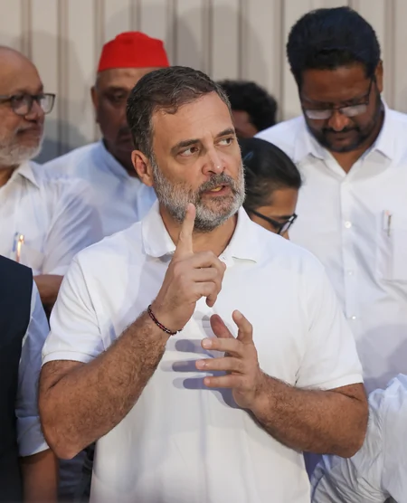 राहुल गांधी का केंद्र पर बड़ा आरोप, कहा- देश में हो रही 'वोटों की चोरी', जवाबदेही तय करेंगे