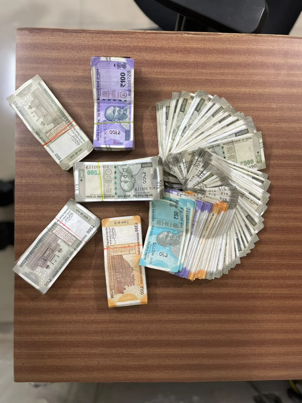 आंध्र प्रदेश: हाईवे पर ट्रक ड्राइवरों से अवैध वसूली, ट्रांसपोर्ट अधिकारियों से 2.5 लाख से ज़्यादा कैश बरामद