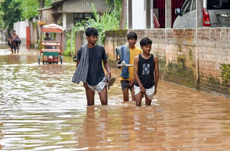 असम में बाढ़ का कहर जारी, 100 से ज़्यादा मौतें, 78 हज़ार से अधिक लोग प्रभावित