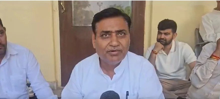 जयपुर: NSUI नेता से मारपीट पर FIR की मांग, कांग्रेस अध्यक्ष डोटासरा पुलिस कमिश्नरेट में धरने पर बैठे