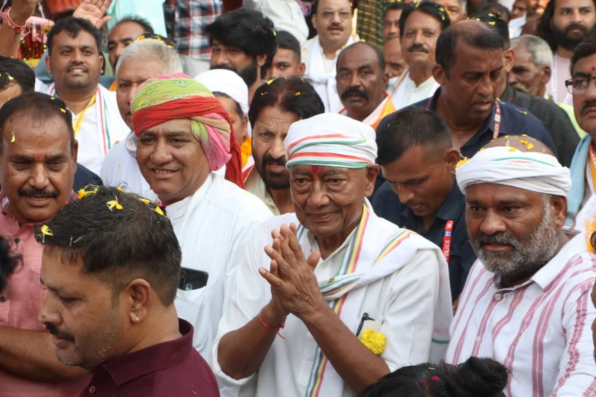 पदयात्रा के दौरान किसानों से मिले दिग्विजय सिंह, खाद की कमी और बिजली संकट पर सुनीं शिकायतें