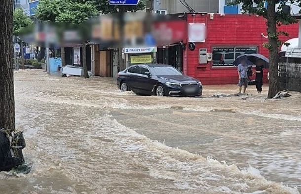 दक्षिण कोरिया में मूसलाधार बारिश का कहर, भूस्खलन से एक की मौत और कई शहर जलमग्न