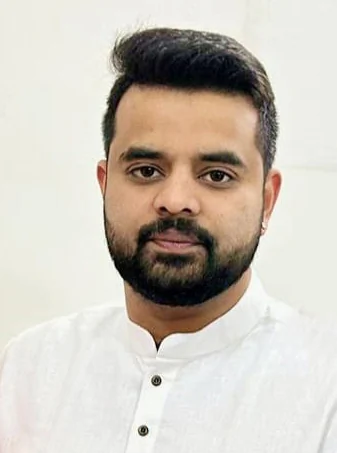 बेंगलुरु जेल: मोबाइल मिलने के बाद प्रज्वल रेवन्ना VIP सेल से सामान्य बैरक में भेजे गए, जेल अधिकारी निलंबित