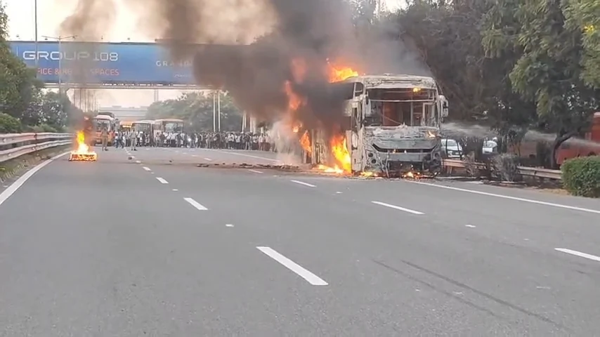 नोएडा: दिल्ली से बिहार जा रही बस में लगी भीषण आग, 32 यात्रियों ने कूदकर बचाई जान
