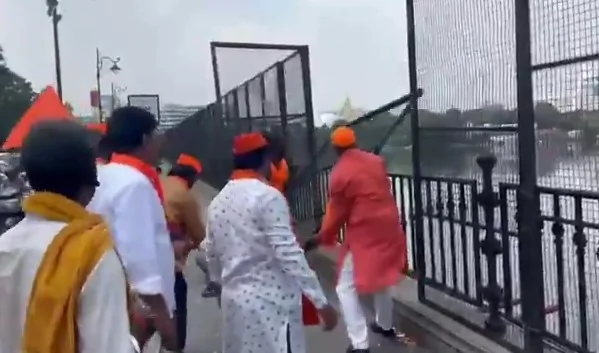 हैदराबाद: गणेश विसर्जन पर पाबंदी से टैंक बंड पर बढ़ा तनाव, उत्सव समिति और भाजपा का प्रदर्शन