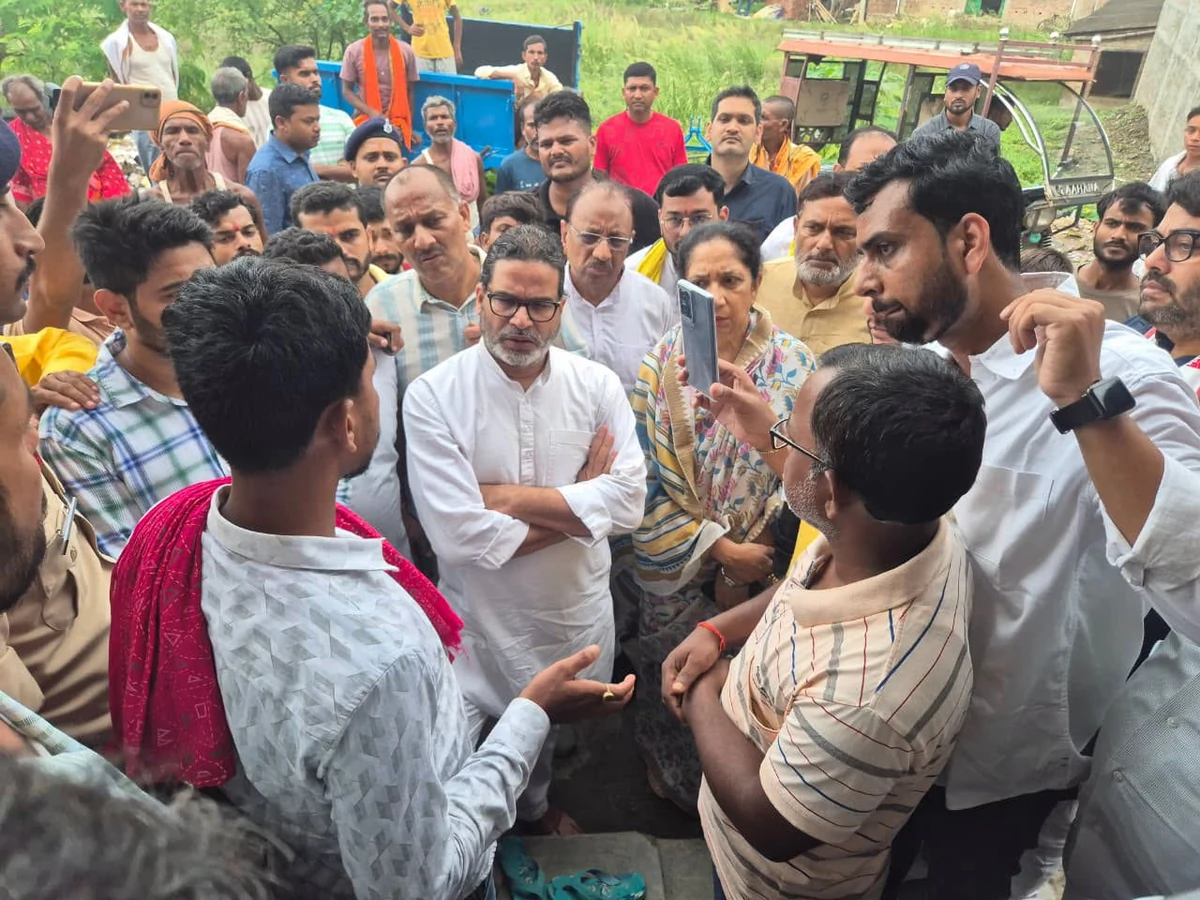 लखीसराय भगदड़: प्रशांत किशोर ने पीड़ितों से मिलकर प्रशासन को घेरा, पूछा- 7 मौतों के बाद भी कार्रवाई क्यों नहीं?